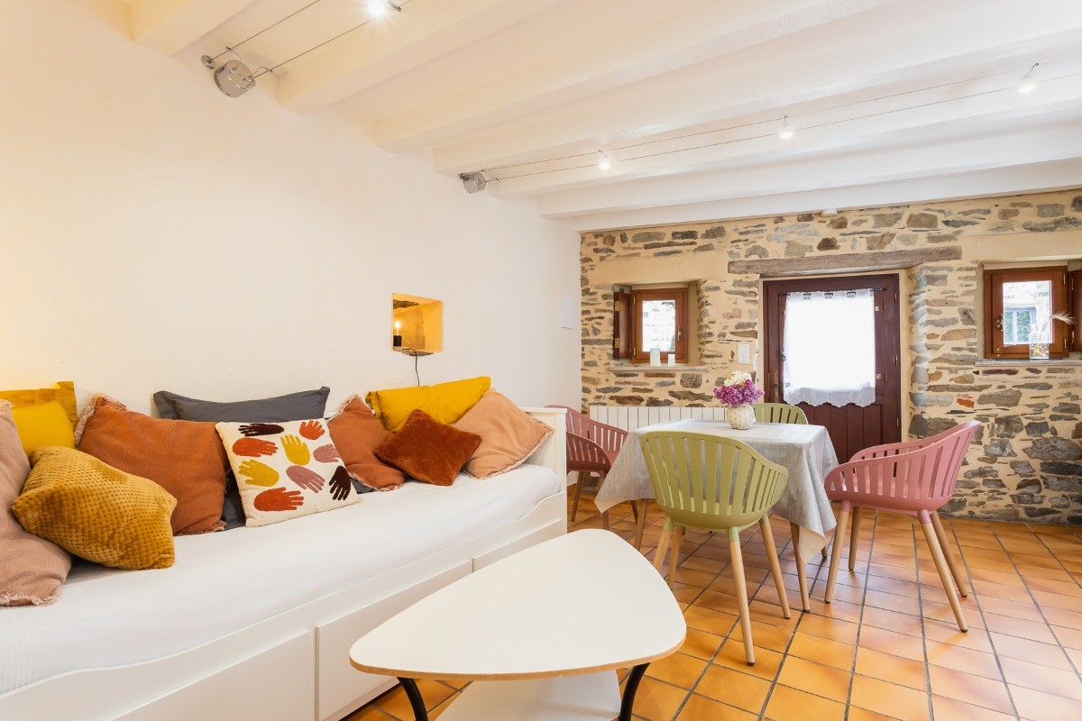 Pièce de vie au RDC avec coin salon et son insert pour d'agréables soirées hivernales au coin du feu, coin repas et coin cuisine. Banquette convertible en couchage confortable pour 2 personnes 160x200 cm)
