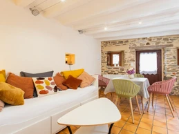 Ground floor living area with sitting area and wood-burning stove for cosy winter evenings by the fire, dining area and kitchen area. Convertible sofa for 2 people (160x200 cm)