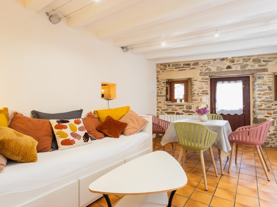 Pièce de vie au RDC avec coin salon et son insert pour d'agréables soirées hivernales au coin du feu, coin repas et coin cuisine. Banquette convertible en couchage confortable pour 2 personnes 160x200 cm)