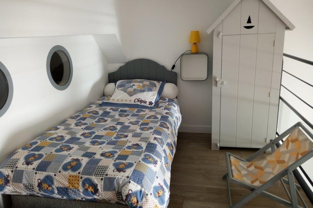 chambre sur mezzanine. Les hublots donnent sur l'arrière salle