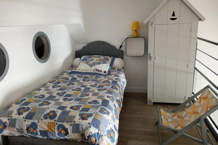 chambre sur mezzanine. Les hublots donnent sur l'arrière salle