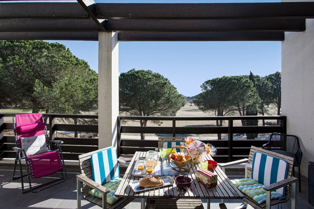 Comme il est agréble de prendre ses repas à ciel ouvert, sous la pergola, parmi les senteurs des pins parasols... : BON AP !