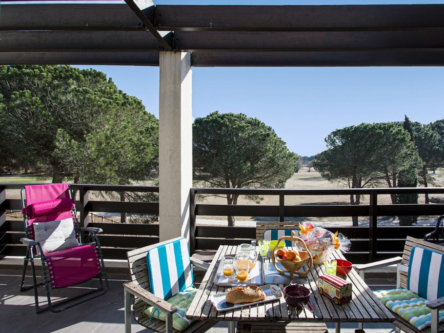 Comme il est agréble de prendre ses repas à ciel ouvert, sous la pergola, parmi les senteurs des pins parasols... : BON AP !