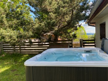 Grand jacuzzi dans le jardin avec vue sur les volcans