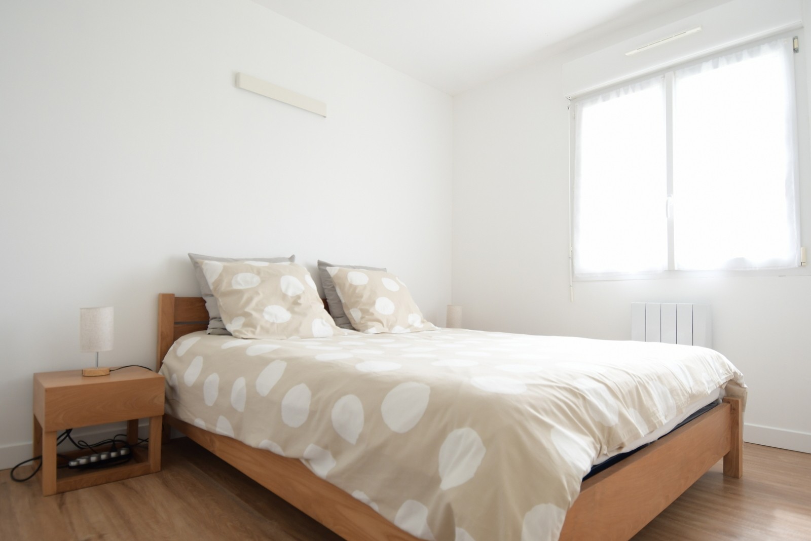 chambre 1 avec lit 160 et dressing étagères, penderie