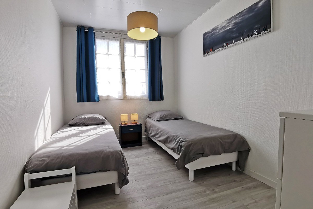 Chambre 3 avec 2 lits 90 et commode de rangement
