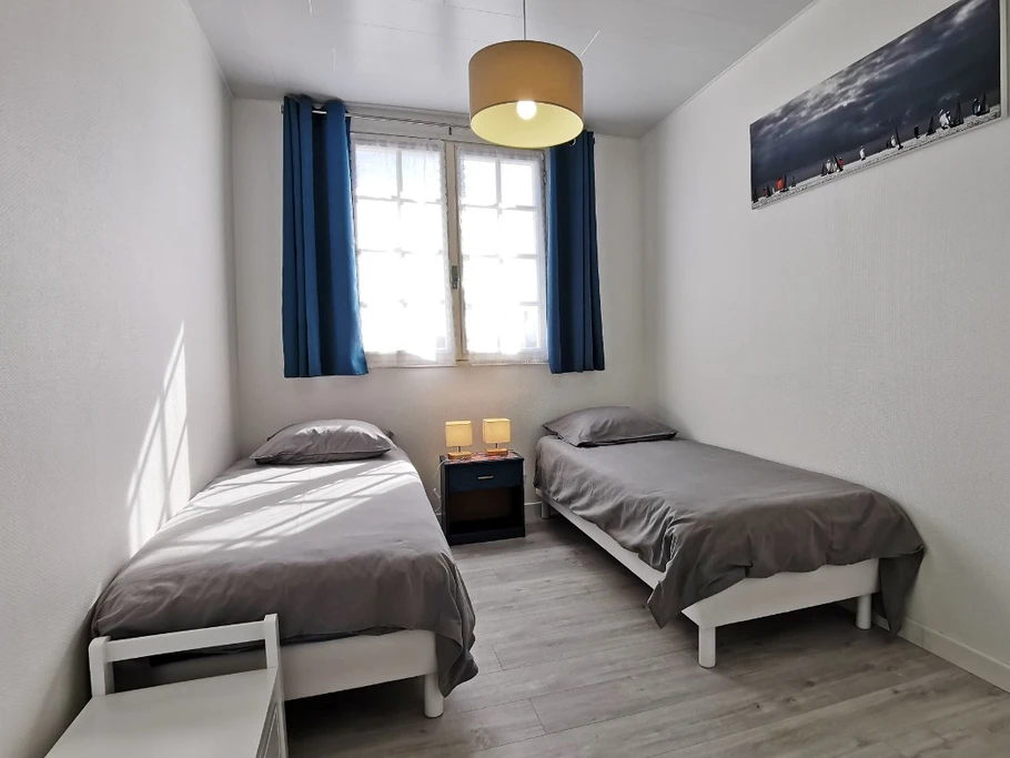 Chambre 3 avec 2 lits 90 et commode de rangement