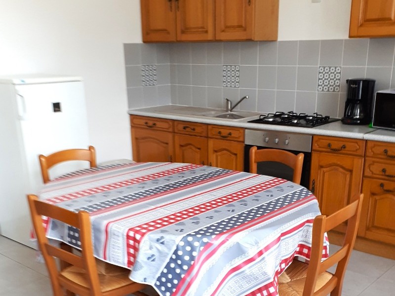 Living room with fully-equipped kitchen (oven, microwave, gas hob, freezer, etc.), dining table and TV.