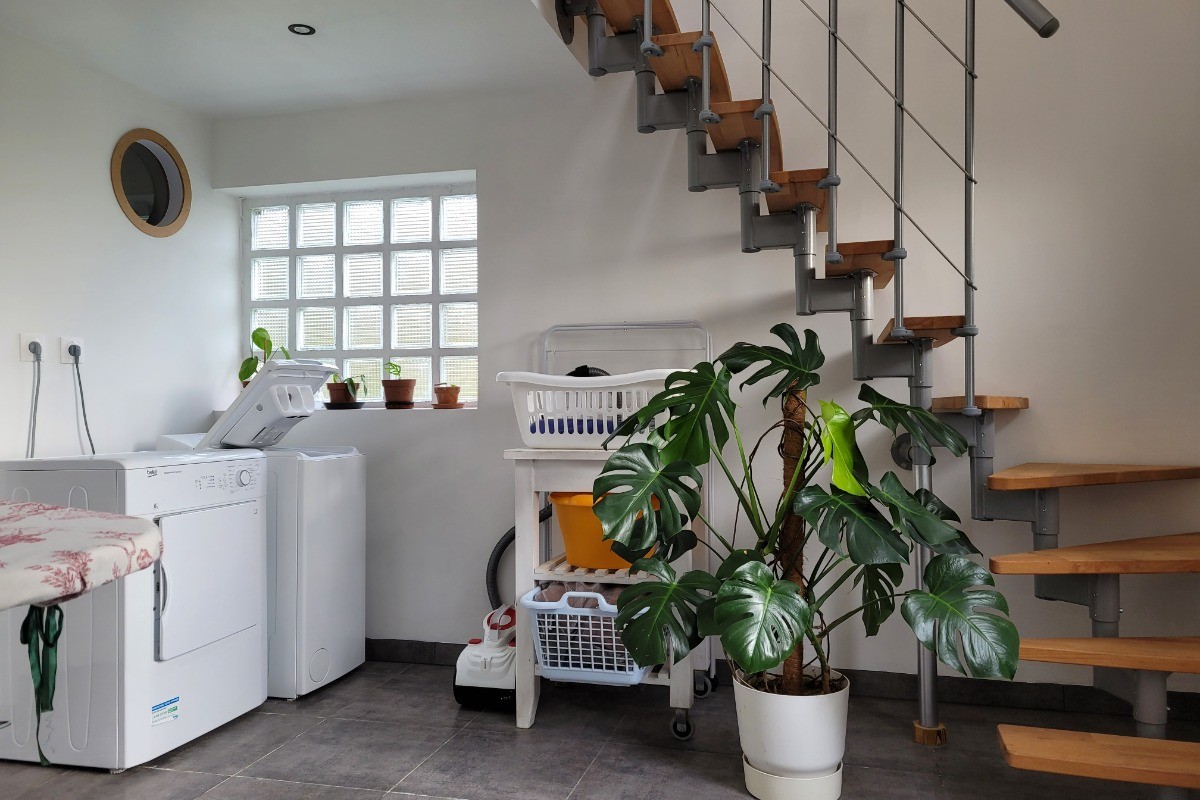 Location de vacances, Clévacances, Kerkohann, pièce au RDC avec coin buanderie donnant accès par l'escalier à un espace chambre en mezzanine avec lit 140