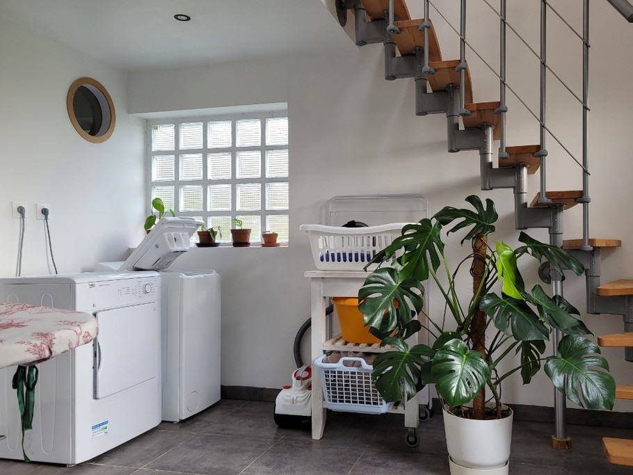 Location de vacances, Clévacances, Kerkohann, pièce au RDC avec coin buanderie donnant accès par l'escalier à un espace chambre en mezzanine avec lit 140
