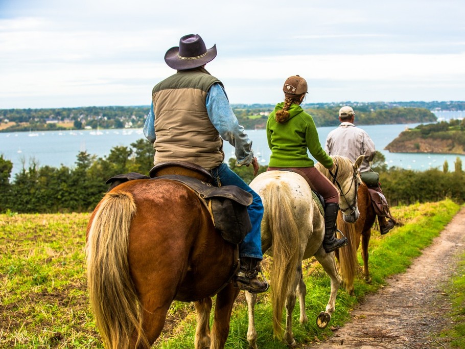 Balade à cheval depuis le Mont Garrot et vue sur le village de Saint-Suliac (proche de l'ancien "camp Viking").