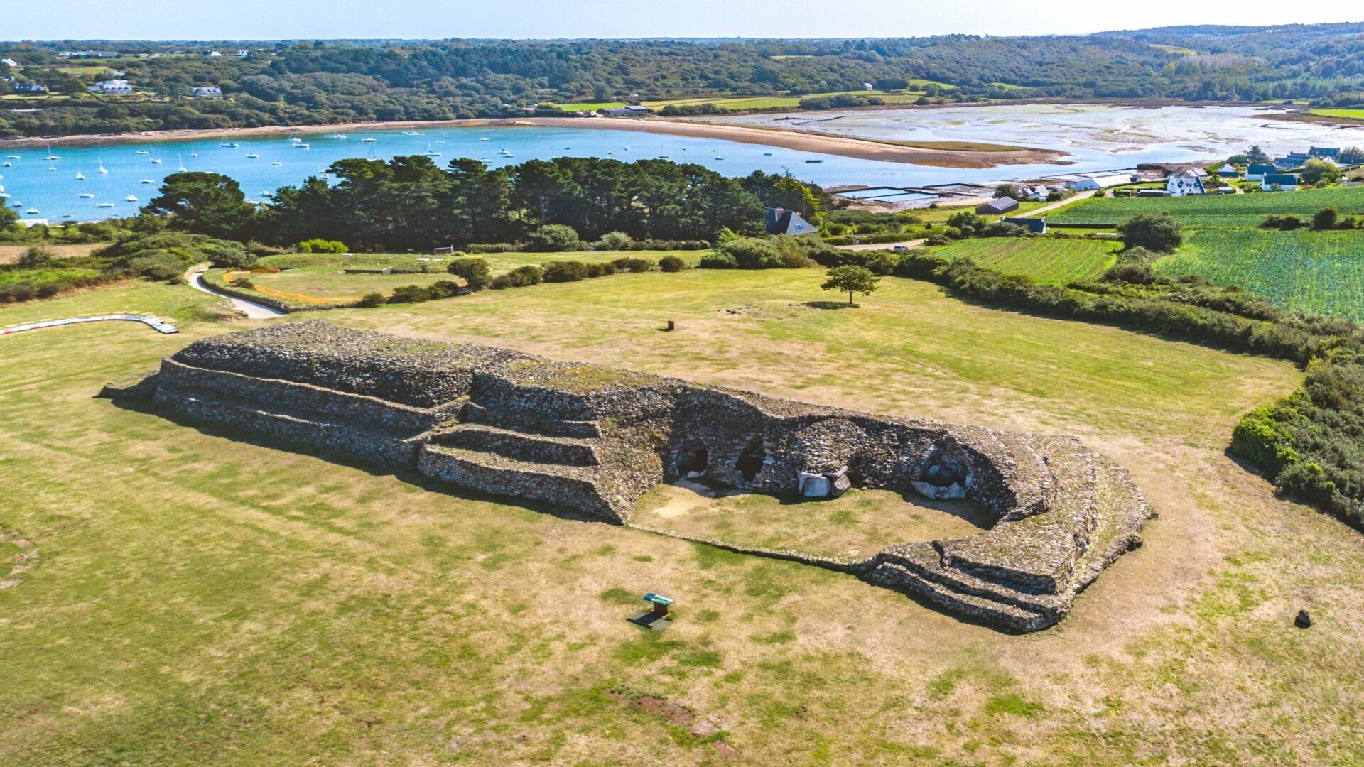 Cairn de Barnenez à Plouezo'ch