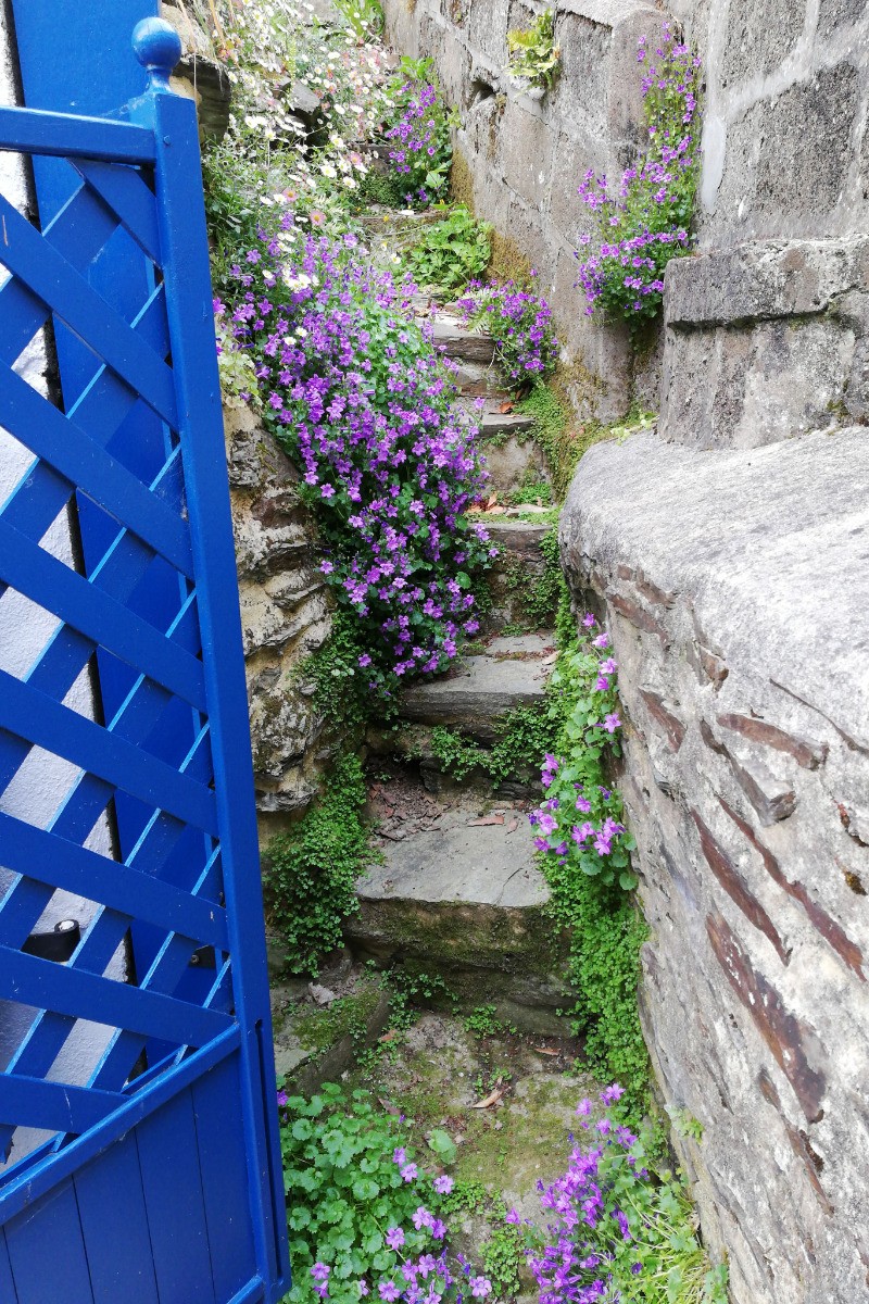 Accès escarpé à la 2ème terrasse (possibilité de fermer si petits enfants)