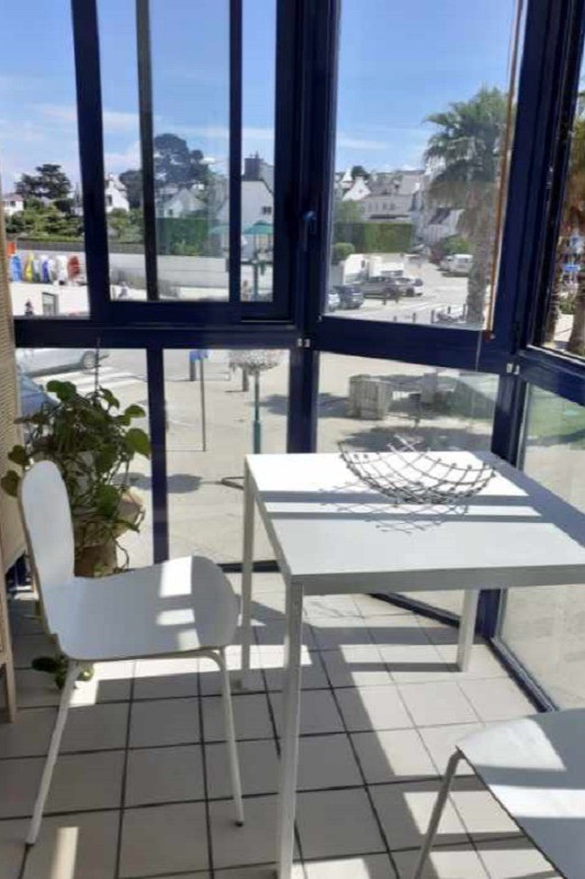Table à manger dans loggia avec vue mer
