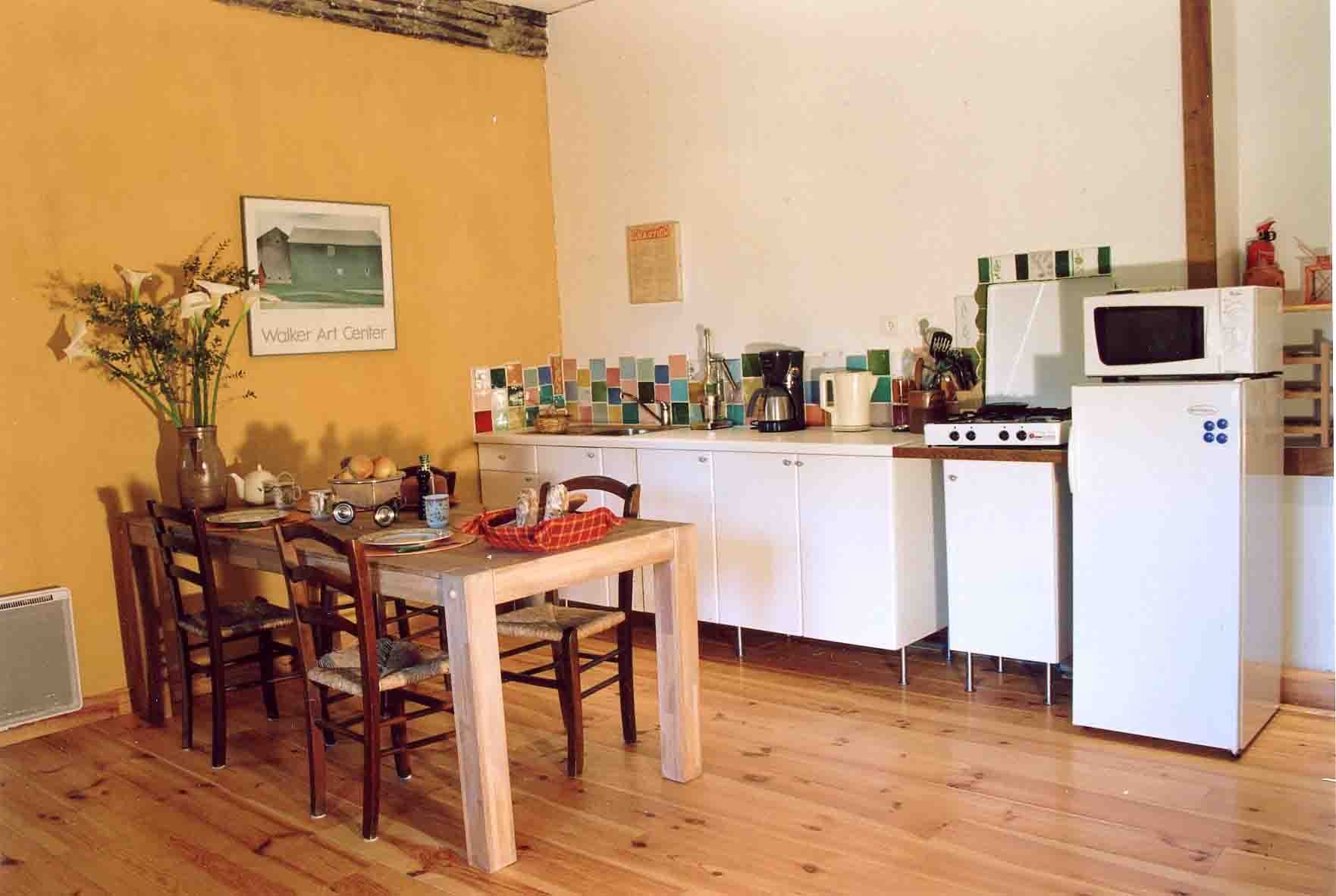 Cuisine bien équipée avec lave vaisselle, four(électrique),micro-ondes, plaque de cuisson à 4 brûleurs(gaz), frigo, sèche linge, vaisselle, linge cuisine, épices de base, l’huile et vinaigre, produits de base.