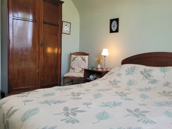 Chambre d'hôtes Clévacances, Ploluha, chez M. et Mme Mac Lachlan, la chambre familiale avec sa deuxième chambre comprenant un lit double