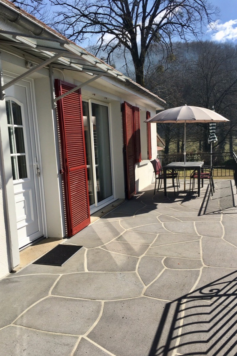 terrasse équipée avec salon de jardin : table, chaise, transat
