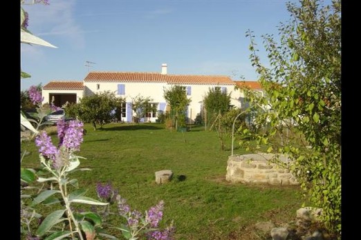 La maison vue du jardin