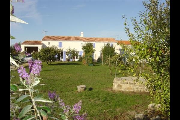 La maison vue du jardin