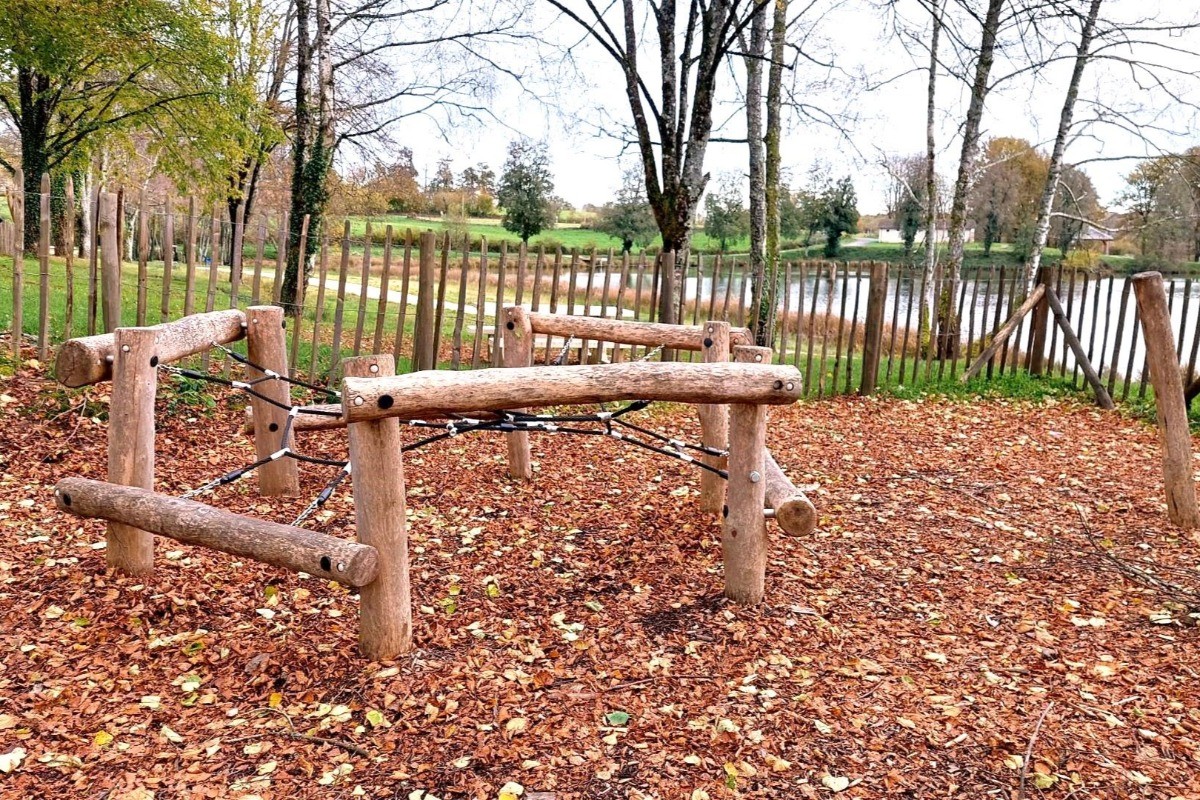 parcours de santé et jeux étang proximité GITE LE GAULIAT 19 CORREZE CLEVACANCES
