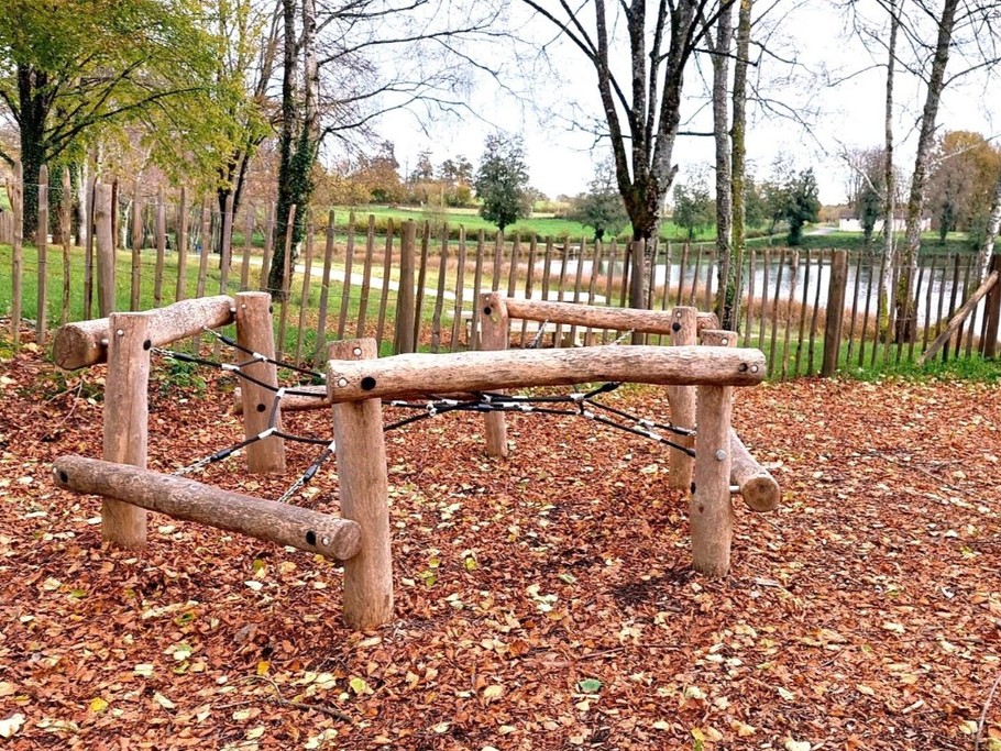 parcours de santé et jeux étang proximité GITE LE GAULIAT 19 CORREZE CLEVACANCES