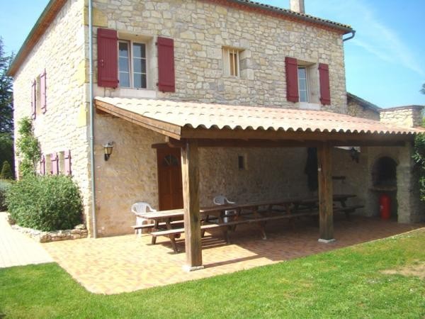 La terrasse couverte avec BBQ