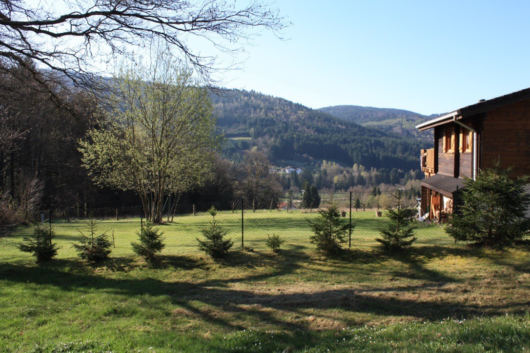 Vue sur le jardin et la vallée de la Cleurie.