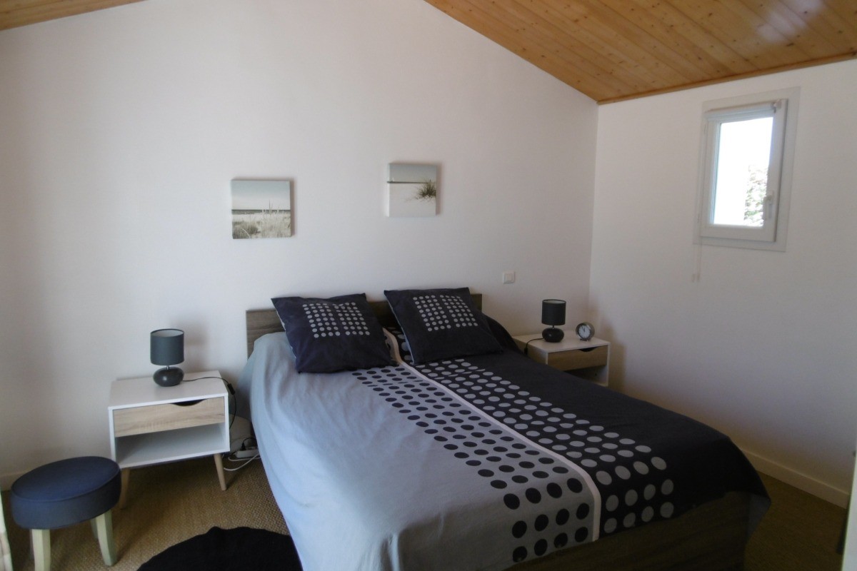 Chambre 1 avec un lit en 140