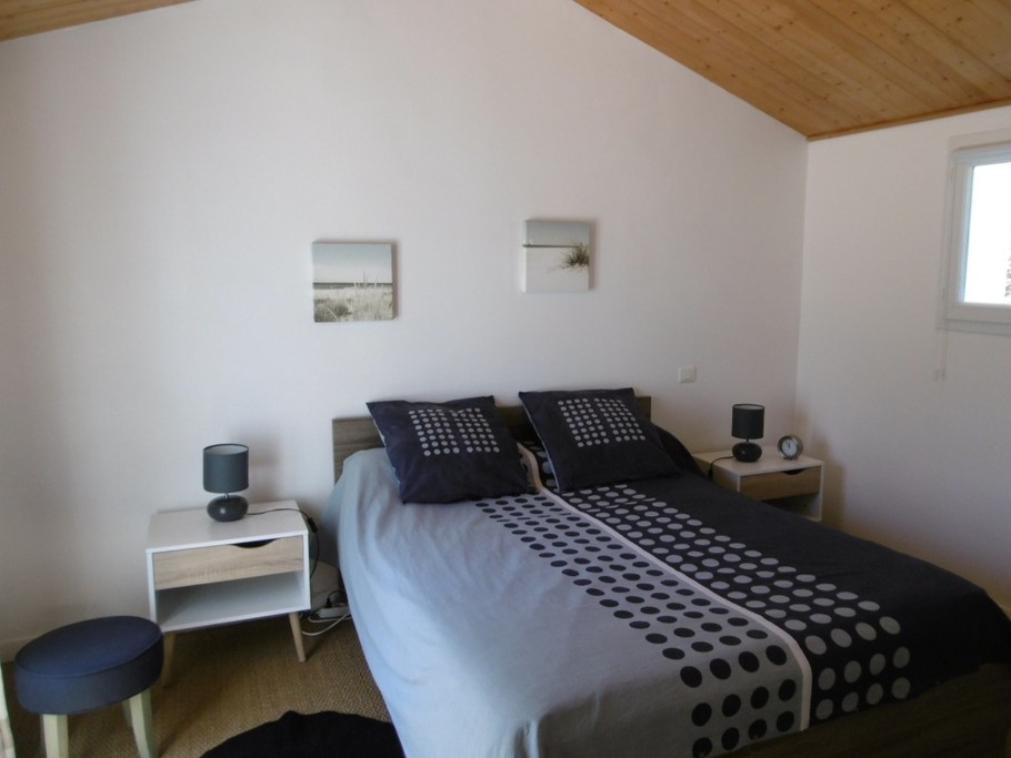 Chambre 1 avec un lit en 140