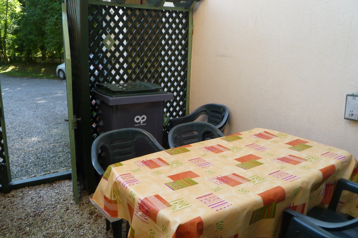 Terrasse avec table de jardin, barbecue
