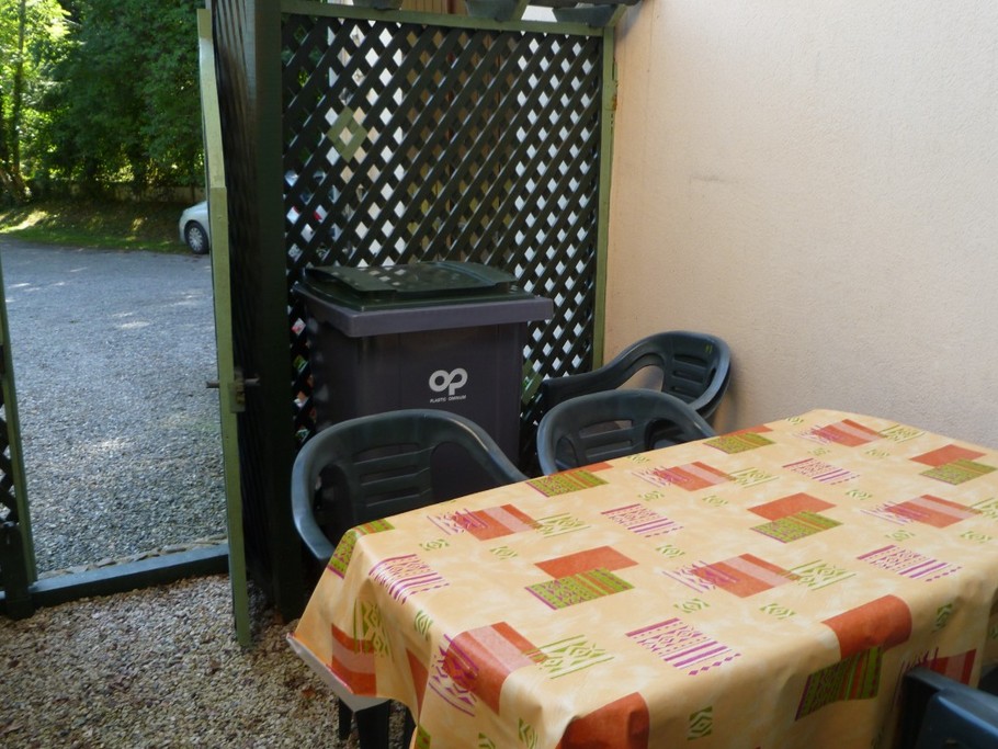 Terrasse avec table de jardin, barbecue