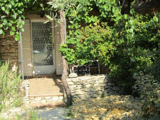 Domaine du Chêne Vert - Gîte La Ruche - Terrasse ombragée d'une treille de vigne