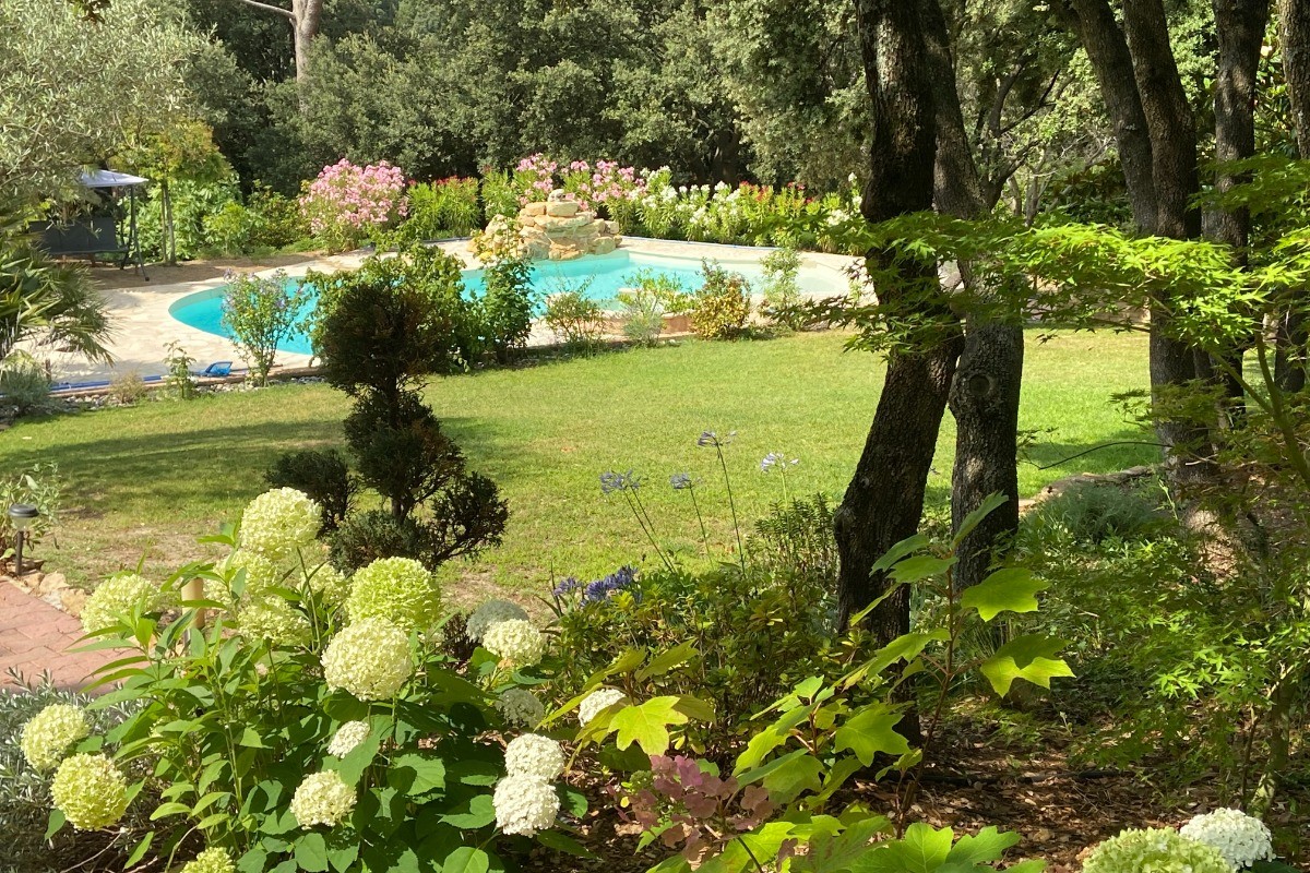 aperçu du jardin depuis le parking
