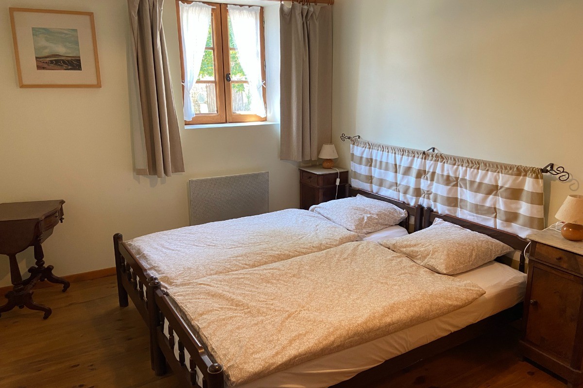 La chambre avec la vue sur la place de la fontaine