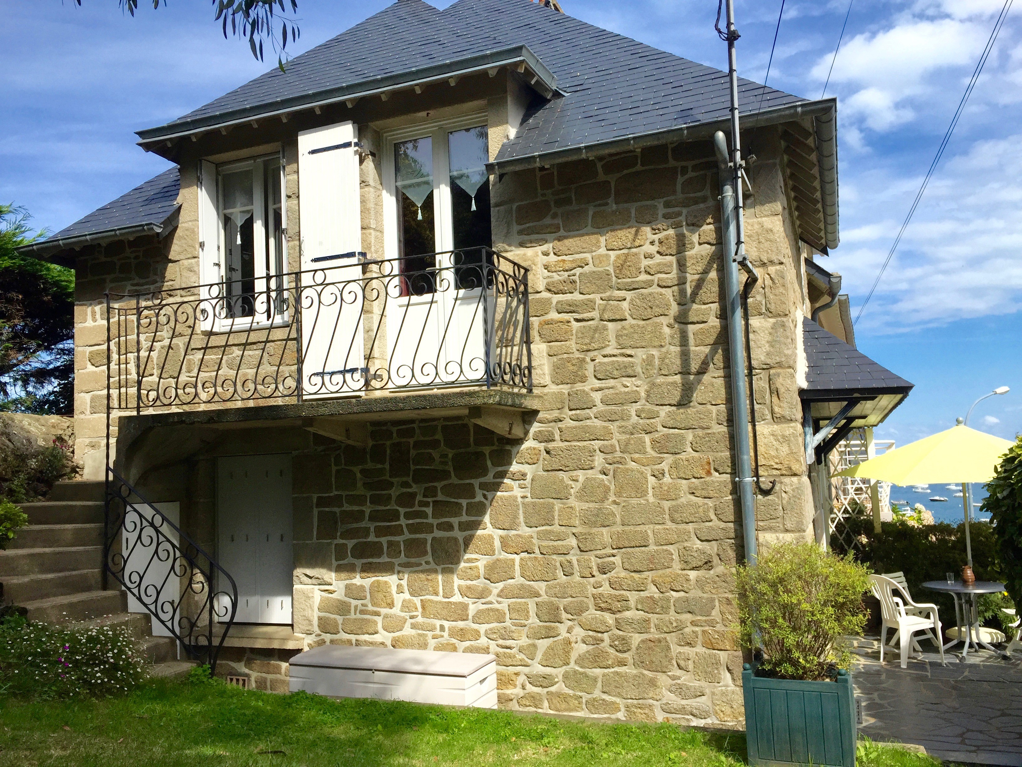 la maison vue du jardin