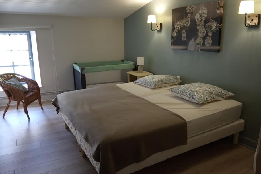 chambre 2 personnes à l'étage + 1 lit-parapluie