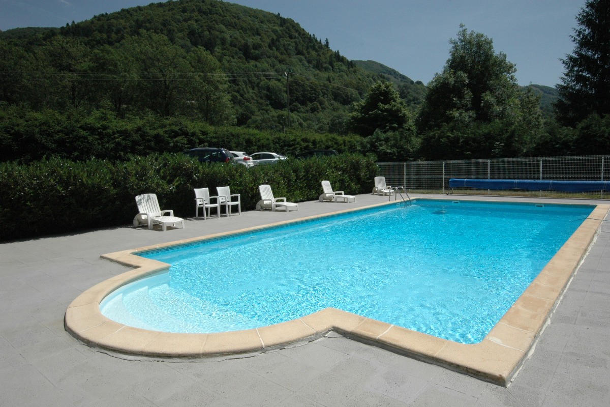 Piscine au milieu de la verdure La Grange du Devezou