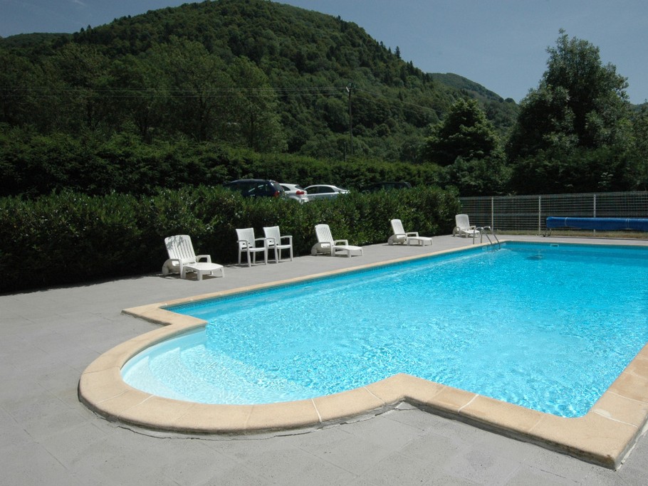 Piscine au milieu de la verdure La Grange du Devezou
