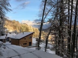 Chalet enneigé coté entrée privative réservée aux clients