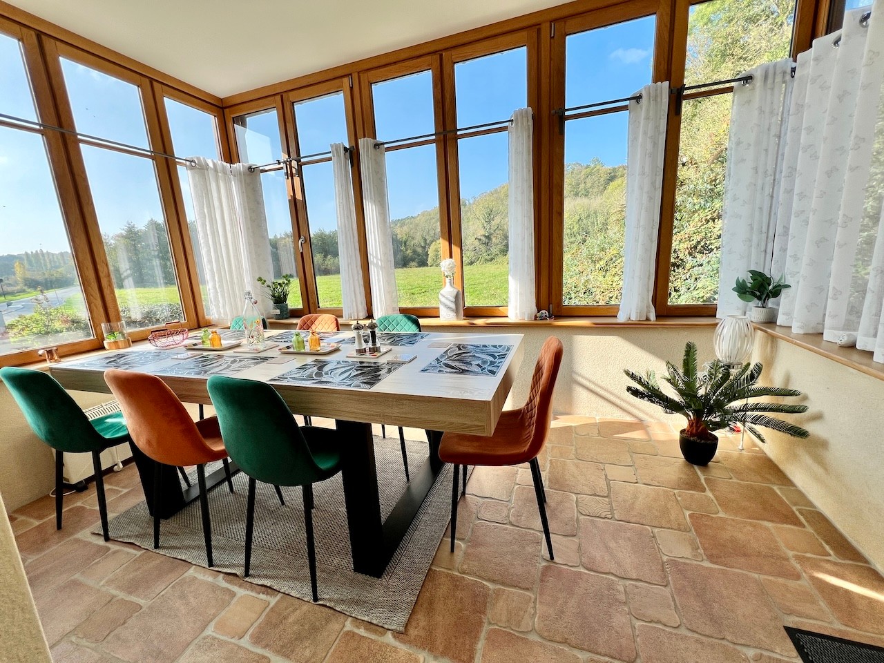 Dining room with west-facing veranda for 7 people
