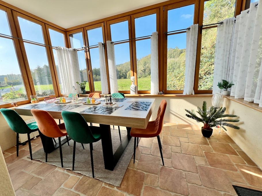Dining room with west-facing veranda for 7 people