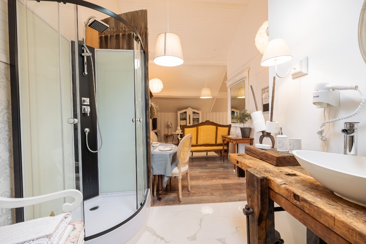 Salle d'eau avec vue sur le salon