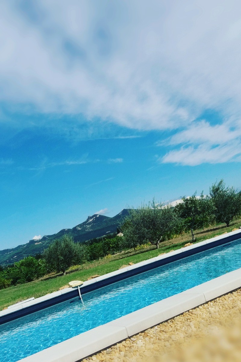 Piscine vue sur les Dentelles de Montmirail