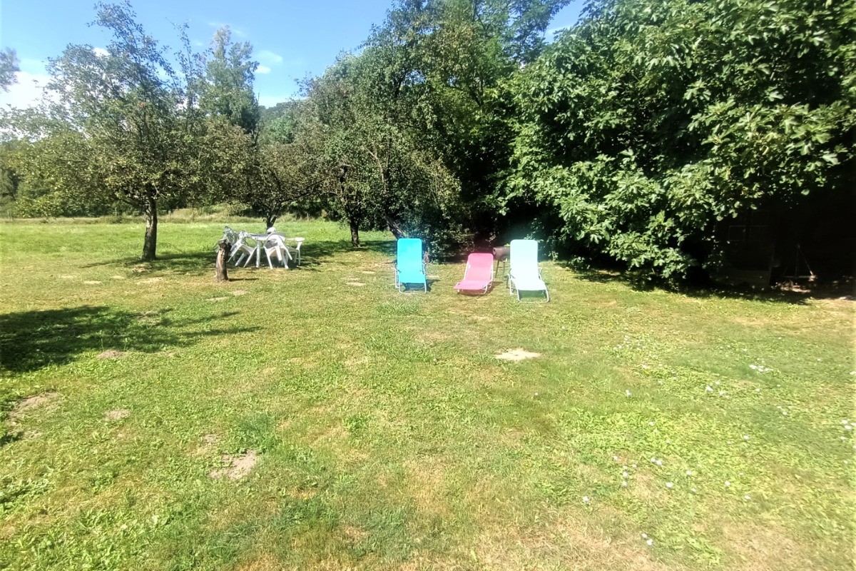 Jardin ou vous pouvez manger sous les pommiers et profiter des transats