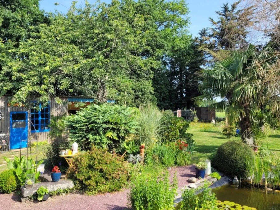 Grand jardin fleuri et ombragé.