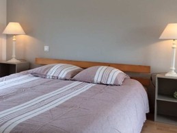 Bedroom with 160 cm bed