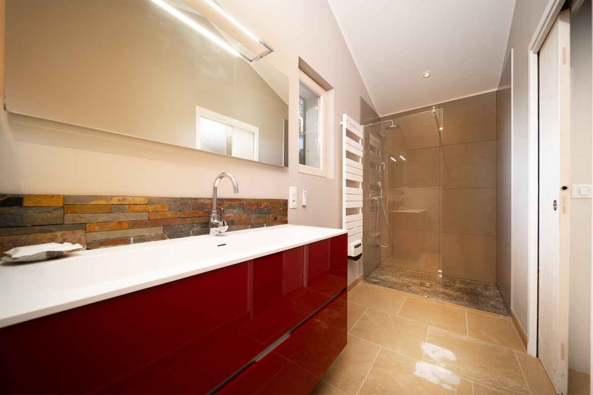 Salle de Bains deuxième chambre avec grande douche italienne et cabinet de toilette
