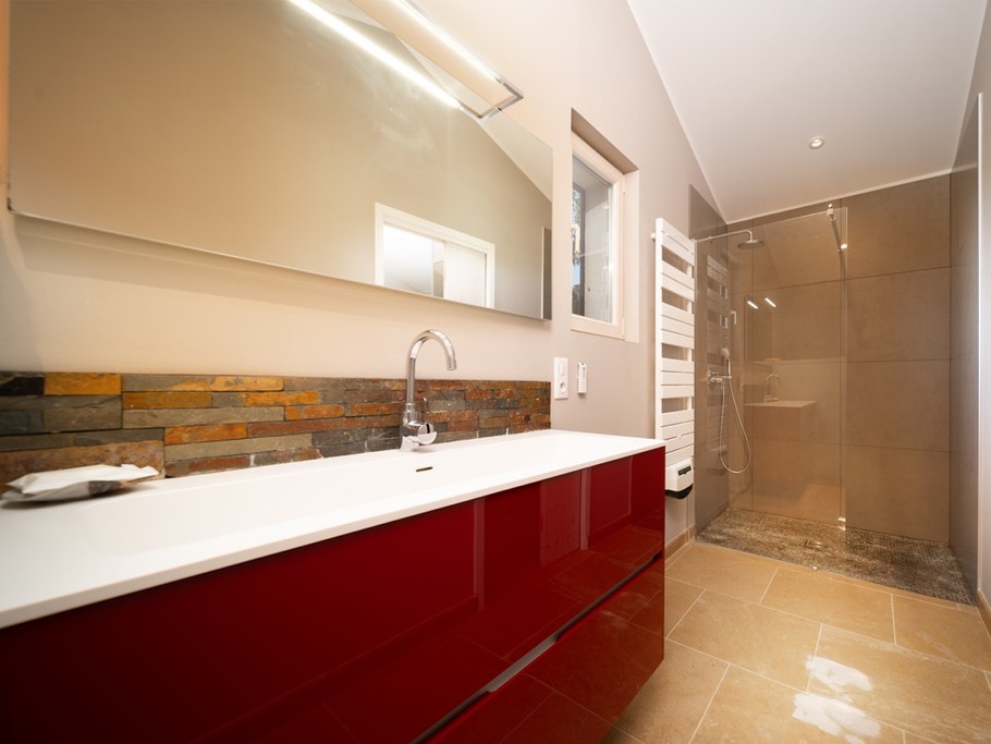 Salle de Bains deuxième chambre avec grande douche italienne et cabinet de toilette
