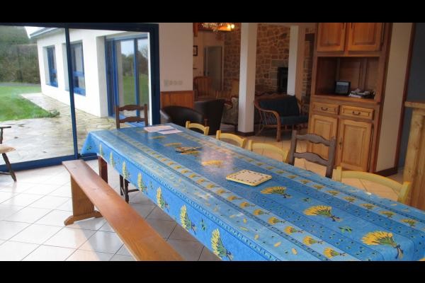 LASBLEIZ Location Plougrescant - espace séjour-salle à manger vue mer