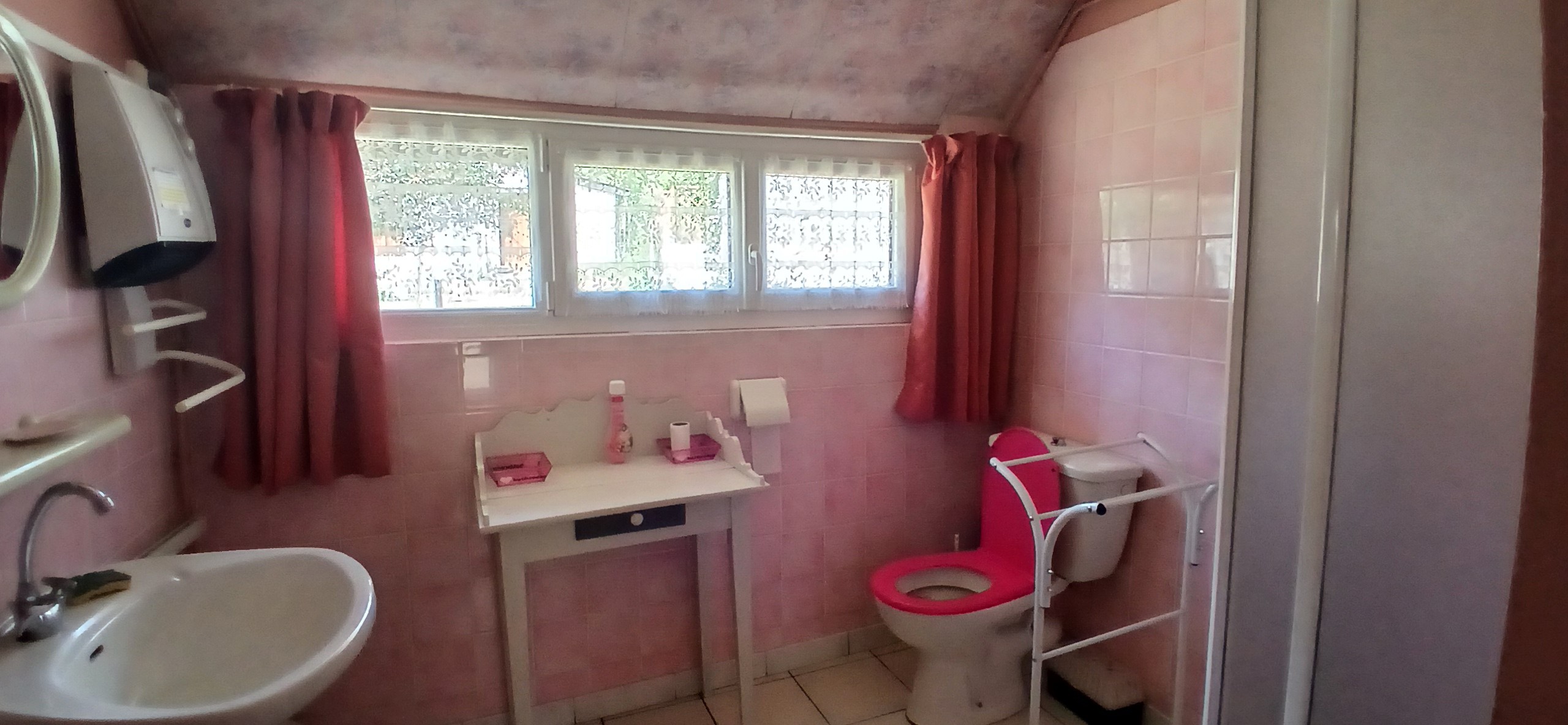 Gîte Clévacances, Chéniers, Creuse - Salle d'eau avec WC